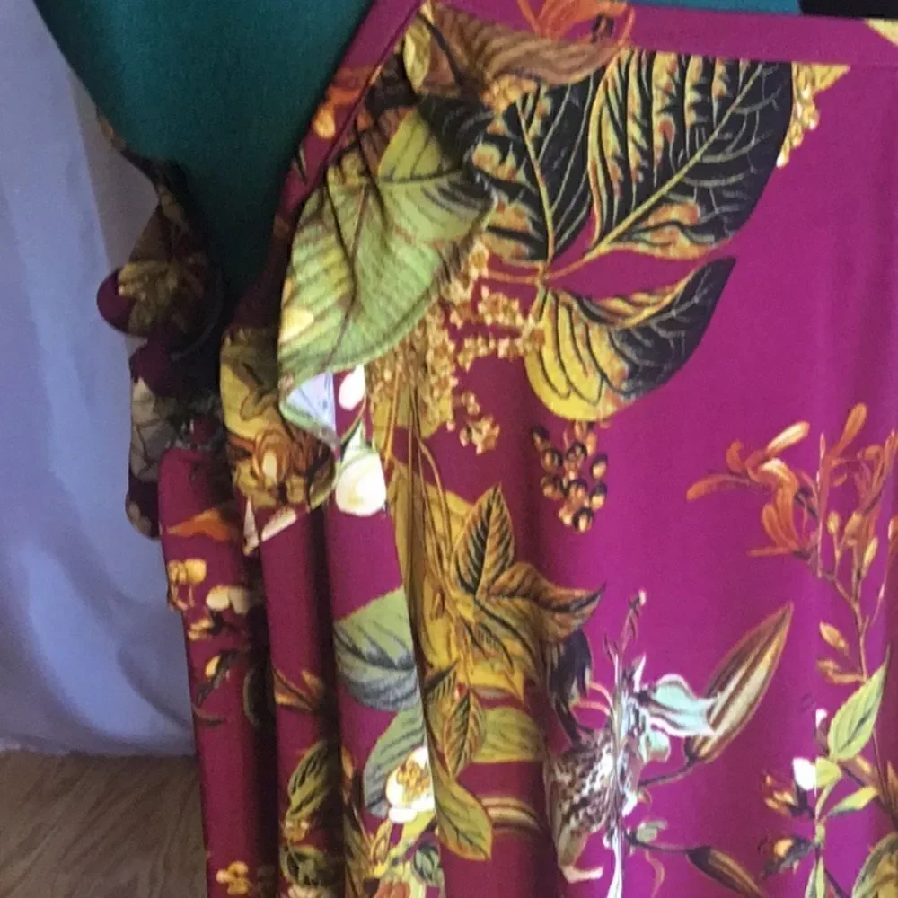 Boldly flowered dress with long sleeves, cold shoulder style in size large - Picture 8 of 14